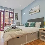 Flat - In Centre - Modern Decor - Sleeps 8 *