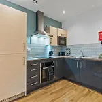 Flat - In Centre - Modern Decor - Sleeps 8 利兹