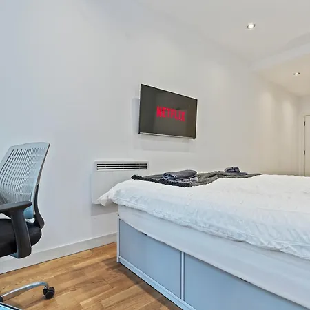 Flat - In Centre - Modern Decor - Sleeps 8 Appartement