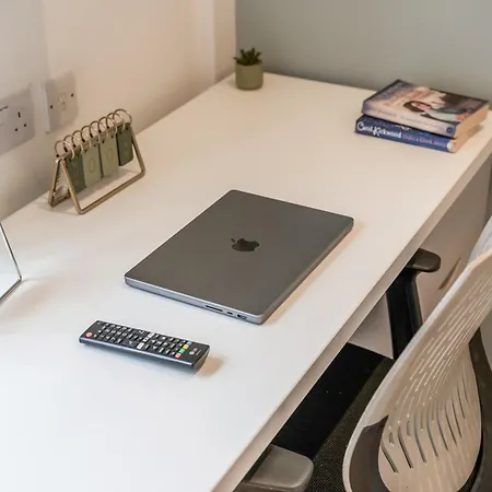 Flat - In Centre - Modern Decor - Sleeps 8 아파트 리즈