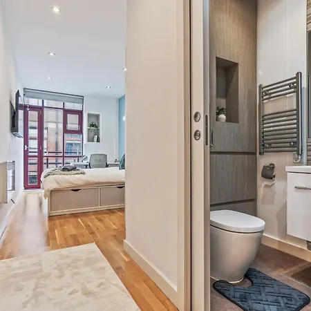 Flat - In Centre - Modern Decor - Sleeps 8 Apartment *