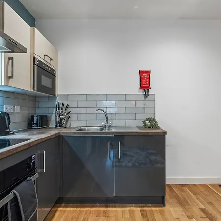 Flat - In Centre - Modern Decor - Sleeps 8 *