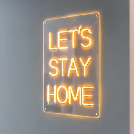 Flat - In Centre - Modern Decor - Sleeps 8 Apartment *