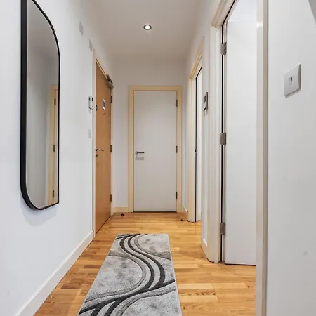 Flat - In Centre - Modern Decor - Sleeps 8 *