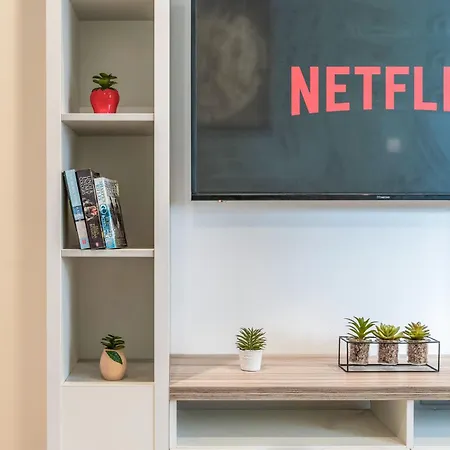 Flat - In Centre - Modern Decor - Sleeps 8