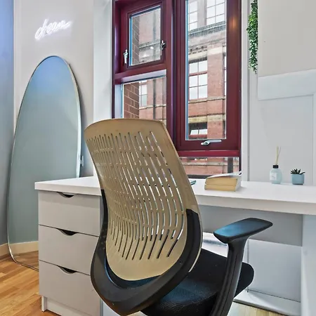 Flat - In Centre - Modern Decor - Sleeps 8