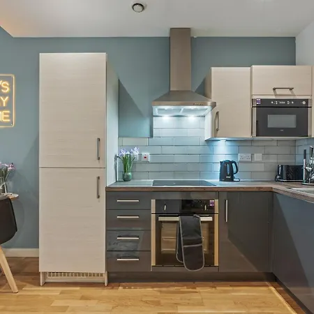 Apartment Flat - In Centre - Modern Decor - Sleeps 8