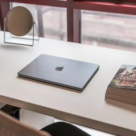 Flat - In Centre - Modern Decor - Sleeps 8