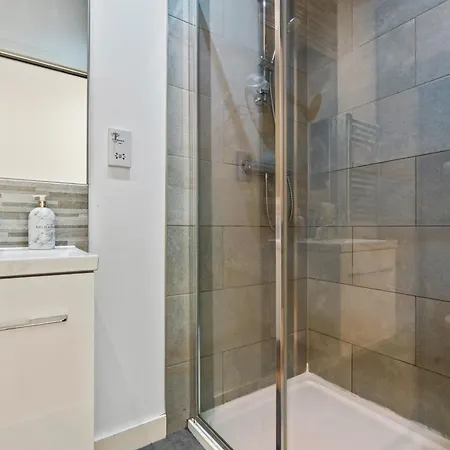 Flat - In Centre - Modern Decor - Sleeps 8 리즈