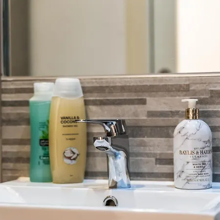 Flat - In Centre - Modern Decor - Sleeps 8 * Leeds (West Yorkshire)