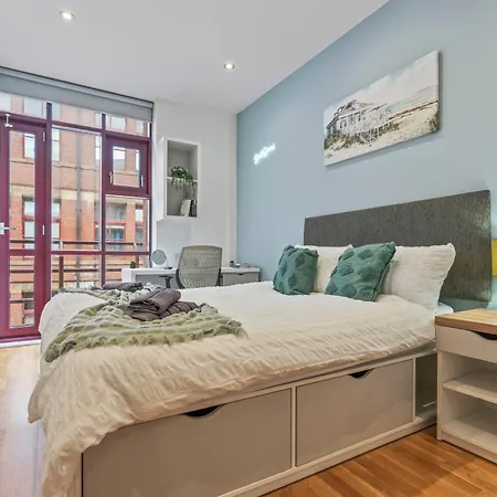 Flat - In Centre - Modern Decor - Sleeps 8 *