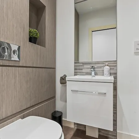 Flat - In Centre - Modern Decor - Sleeps 8 Apartment *