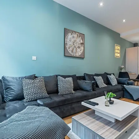 Flat - In Centre - Modern Decor - Sleeps 8 Leeds (West Yorkshire)