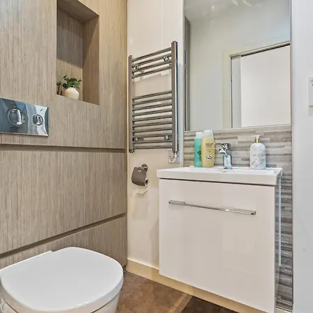 Flat - In Centre - Modern Decor - Sleeps 8 * 리즈