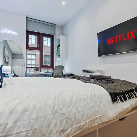 Flat - In Centre - Modern Decor - Sleeps 8 *