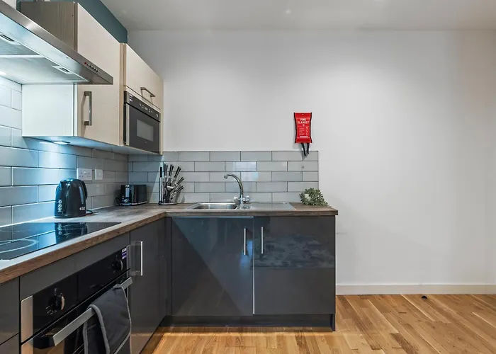 Flat - In Centre - Modern Decor - Sleeps 8 *