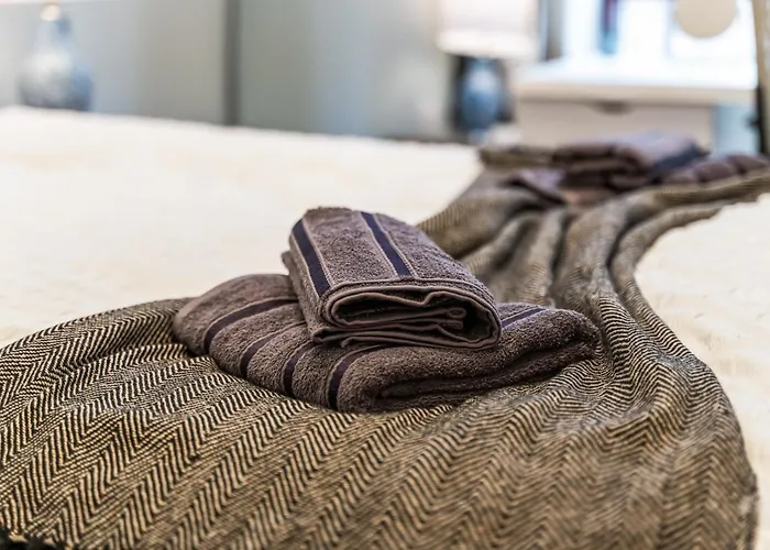 Flat - In Centre - Modern Decor - Sleeps 8 利兹