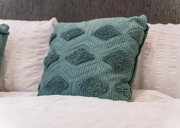 Flat - In Centre - Modern Decor - Sleeps 8