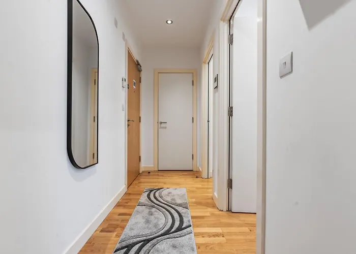 Flat - In Centre - Modern Decor - Sleeps 8 *