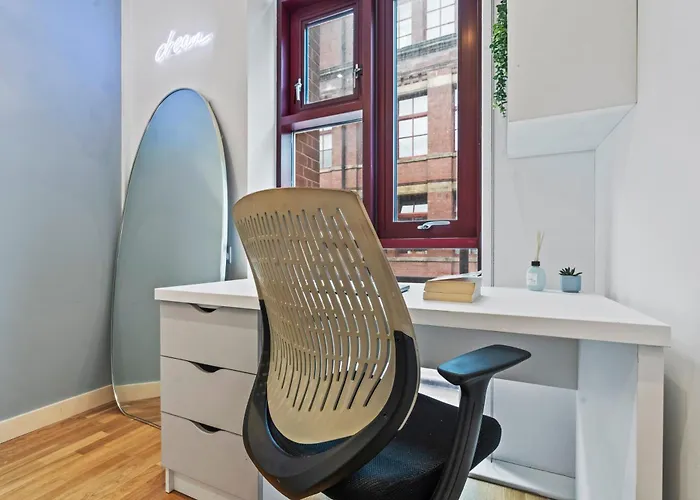 Flat - In Centre - Modern Decor - Sleeps 8