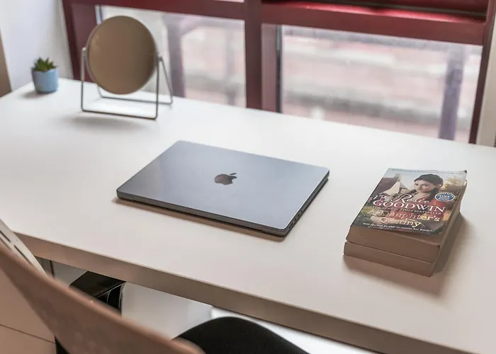 Flat - In Centre - Modern Decor - Sleeps 8