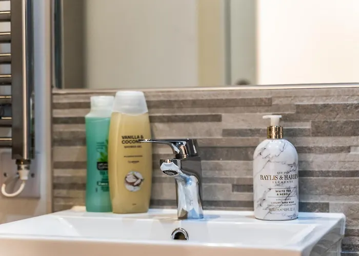 Flat - In Centre - Modern Decor - Sleeps 8 * ليدز