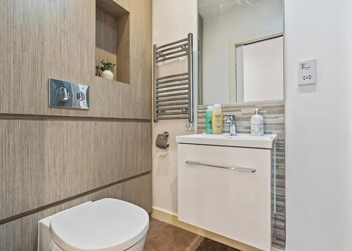 Flat - In Centre - Modern Decor - Sleeps 8 * 利兹