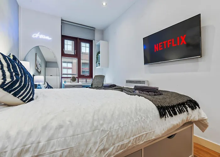 Flat - In Centre - Modern Decor - Sleeps 8 *