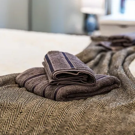 Flat - In Centre - Modern Decor - Sleeps 8 Λιντς