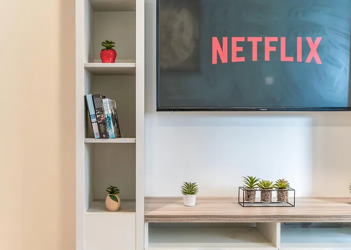 Flat - In Centre - Modern Decor - Sleeps 8