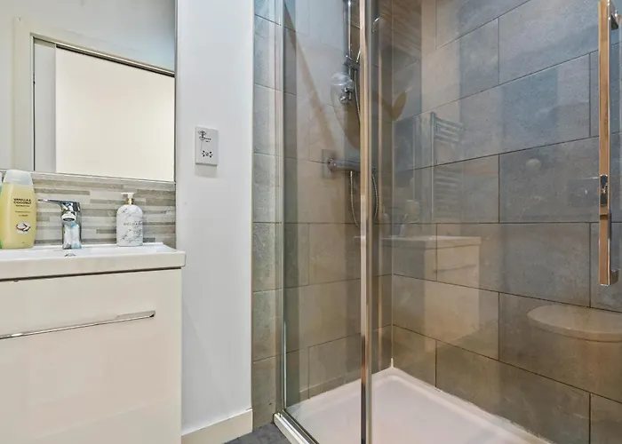 Flat - In Centre - Modern Decor - Sleeps 8 리즈