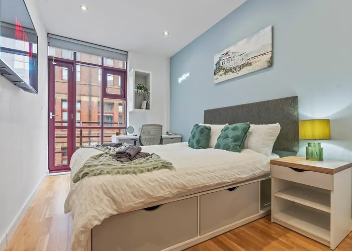 Flat - In Centre - Modern Decor - Sleeps 8 *